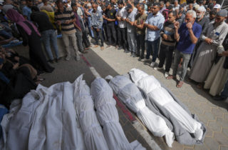 Izraelský nálet na utečenecký tábor Nusajrát v Pásme Gazy zabil 20 ľudí, hlási Palestínsky Červený polmesiac