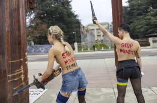 Polonahé aktivistky pred sídlom OSN v Ženeve protestovali proti vojne na Ukrajine – FOTO