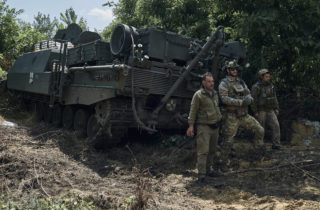 Ukrajinská armáda zničila ruský nákladný vlak, poškodili aj dôležitú železničnú trať