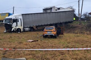 Tragická nehoda v obci Soboš si vyžiadala život vodiča. Čelne sa zrazilo nákladné a osobné auto – FOTO