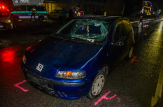 Auto na priechode zrazilo dvoch chodcov, polícia apeluje aj na používanie reflexných prvkov – FOTO