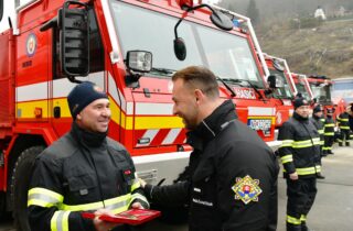 Šutaj Eštok odovzdal hasičom pred Vianocami štedrú nádielku, získali novú techniku za 12 miliónov eur – FOTO